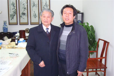 董事长与著名书画家周华合影
